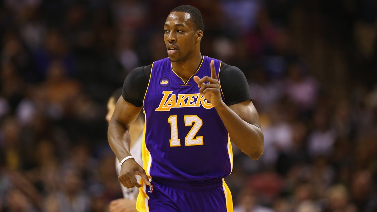 Dwight Howard, zawodnik Los Angeles Lakers, nie jest zbyt skuteczny w wykonywaniu rzutów osobistych. Niedawno przegrał z gospodynią domową z Arizony. Jego pogromczynią okazała się matka trójki dzieci - Kelzer Nielson.