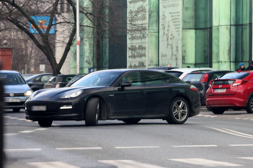 Michał Figurski w swoim porsche