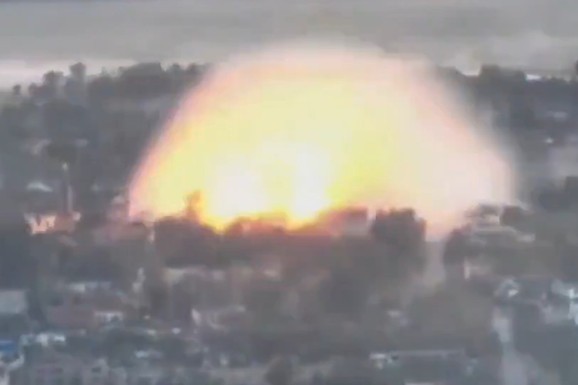 (VIDEO) Rusi bacili jednu od NAJRAZORNIJIH BOMBI U ARSENALU: Širi se jezivi snimak sa prve linije fronta u Ukrajini