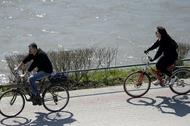 wiosna słońce ludzie na rowerach rower