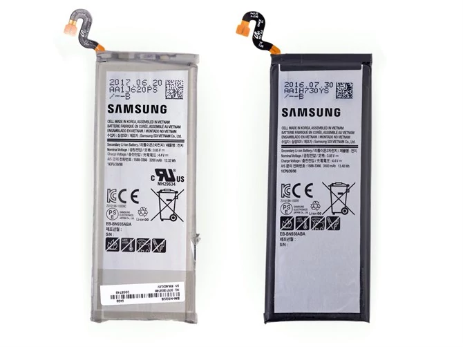 Bateria smartfona Samsung Galaxy Note Fan Edition (po lewej) vs stara bateria (po prawej)