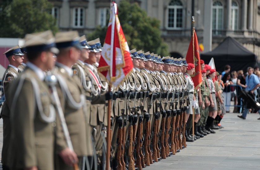 Warszawiacy zaśpiewają (nie)zakazane piosenki. Wieczorne uroczystości 71. rocznicy Powstania Warszawskiego