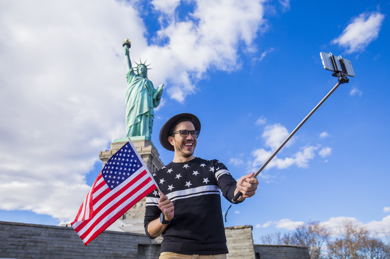 Turysta robiący sobie selfie pod Statuą Wolności