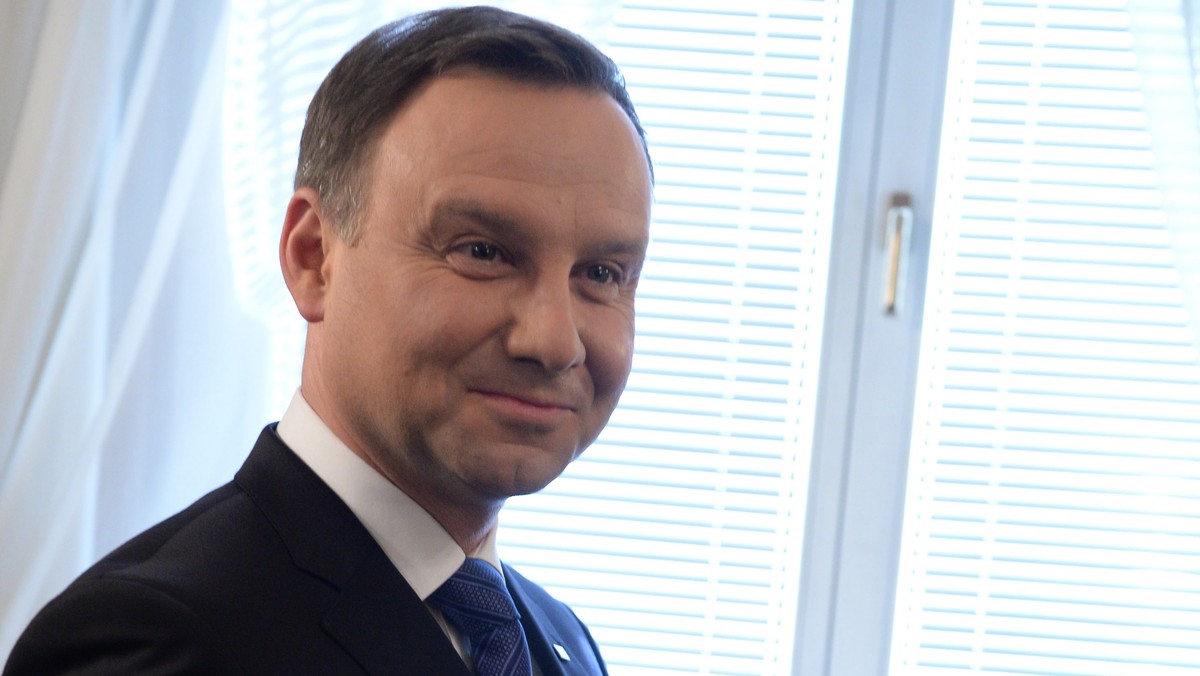 Prezydent Andrzej Duda odbierze przysięgę od wybranego przez Sejm sędziego TK Zbigniewa Jędrzejewskiego w stosownym momencie – poinformował w komunikacie dyrektor prezydenckiego biura prasowego Marek Magierowski. Zaznaczył, że prezydent zapoznał się z informacjami przekazanymi przez Marszałka Sejmu Marka Kuchcińskiego.