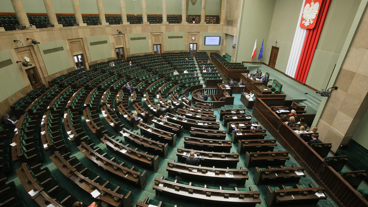 Gdyby wybory parlamentarne odbywały się w pierwszej połowie czerwca, wygrałoby je PiS z 42 proc. poparcia; drugie miejsce zajęłaby PO, na którą oddałoby głos 21 proc. wyborców; do Sejmu weszłoby jeszcze ugrupowanie Kukiz'15 z 9 proc. poparciem - wynika z sondażu CBOS.