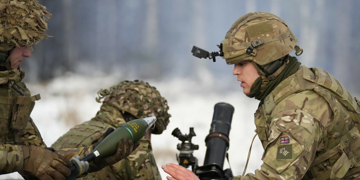 Brytyjscy żołnierze biorą udział w ćwiczeniach wojskowych Winter Camp 23 w pobliżu Tapa w Estonii.