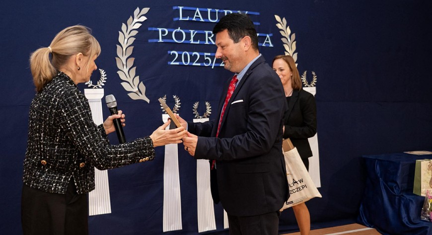 Joanna Nyczak nagradza Marka Marcinkowskiego, dyrektora SP 43 z ul. Grochowej. 