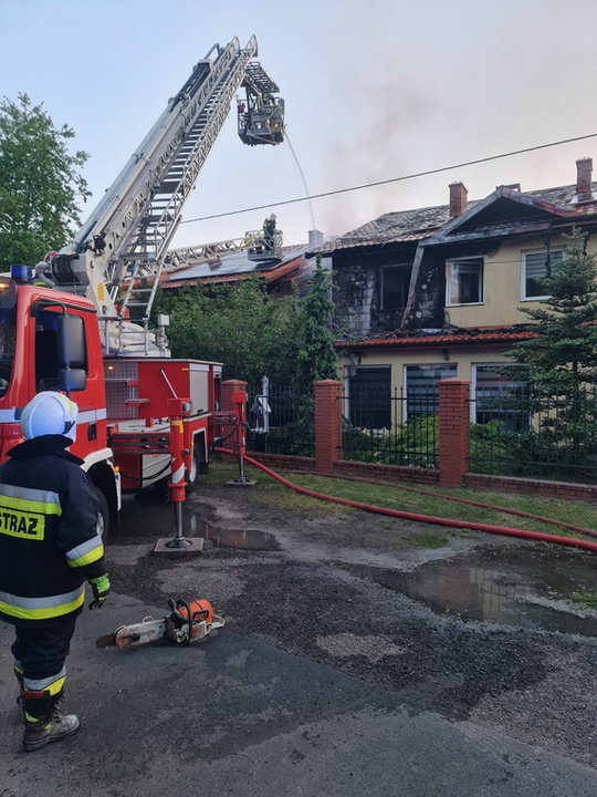 Pożar w klinice leczenie uzależnień koło Bełchatowa gasiło aż 11 zastępów strażaków. Akcja trwała ponad 7 godzin. 