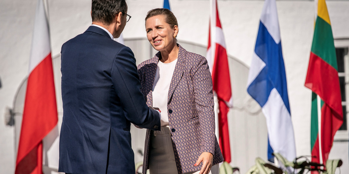 Duńska premier Mette Frederiksen wita Mateusza Morawieckiego podczas Szczytu Bezpieczeństwa Morza Bałtyckiego.