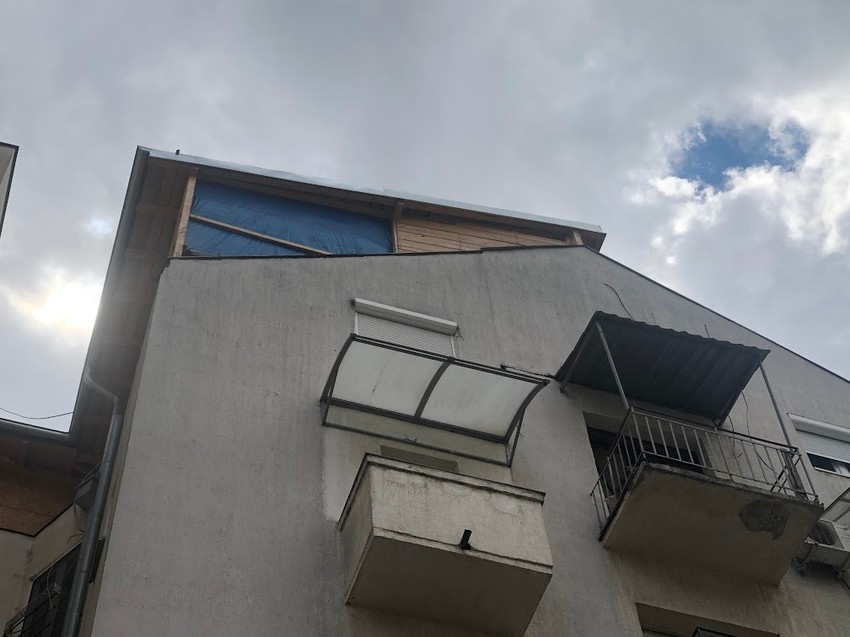 Zadnja strana brvnare na vrhu zgrade