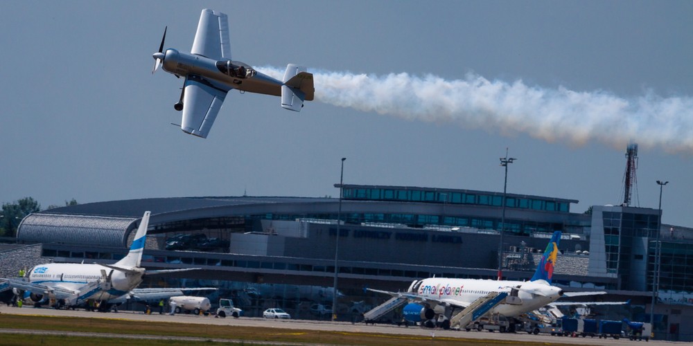 Jurgis Kairys z Litwy w samolocie Su-31 podczas pokazu lotniczego, 14 bm. Na poznańskim lotnisku Ławica odbywają się pokazy lotnicze Aerofestival 2015. (jk/cat) PAP/Marek Zakrzewski