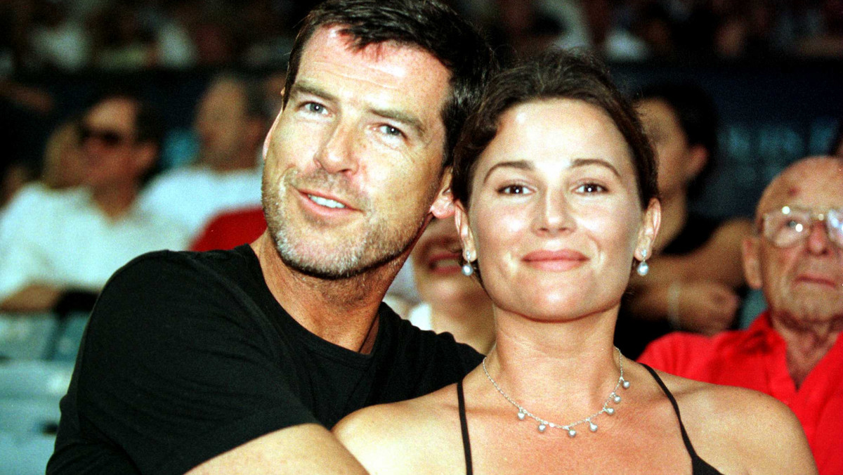 Pierce Brosnan i Keely Shaye Smith w 1998 r.