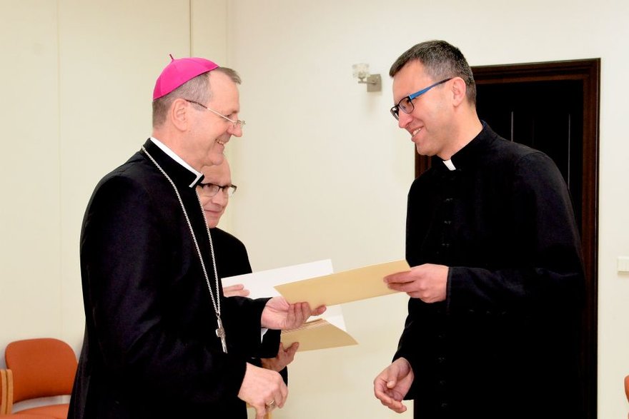 Metropolita białostocki, abp Tadeusz Wojda w dniu powołania ks. Jerzego Sęczka na dyrektora Caritasu Archidiecezji Białostockiej, czerwiec 2019