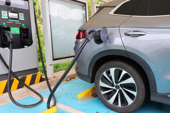 Nagli preokret na tržištu! Energetska kriza ubrzava prelazak Evrope na solarne sisteme i električna vozila: Prodaja drastično porasla