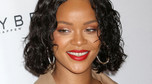 Rihanna w obszernej kreacji z dużym dekoltem w Parsons School of Design