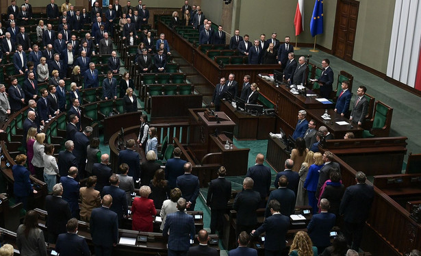Posłowie na sali obrad Sejmu w Warszawie. Sejm upamiętnił ofiary katastrofy smoleńskiej