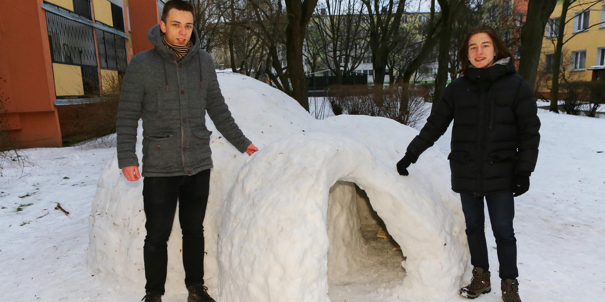 Harcerze wybudowali igloo przed blokiem na ul. Podgórnej w Łodzi 
