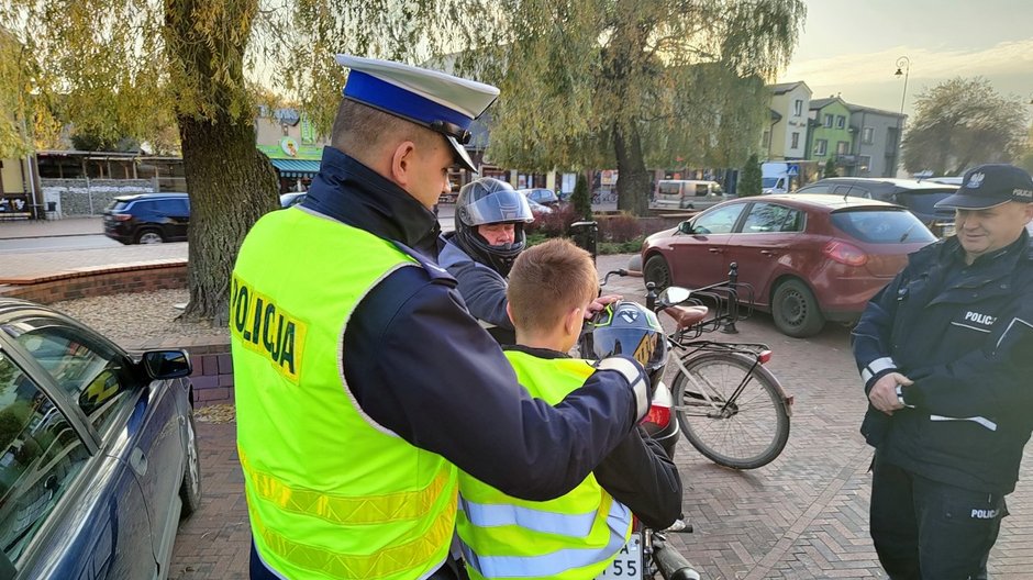 Policjanci z powiatu piotrkowskiego rozdawali elementy odblaskowe