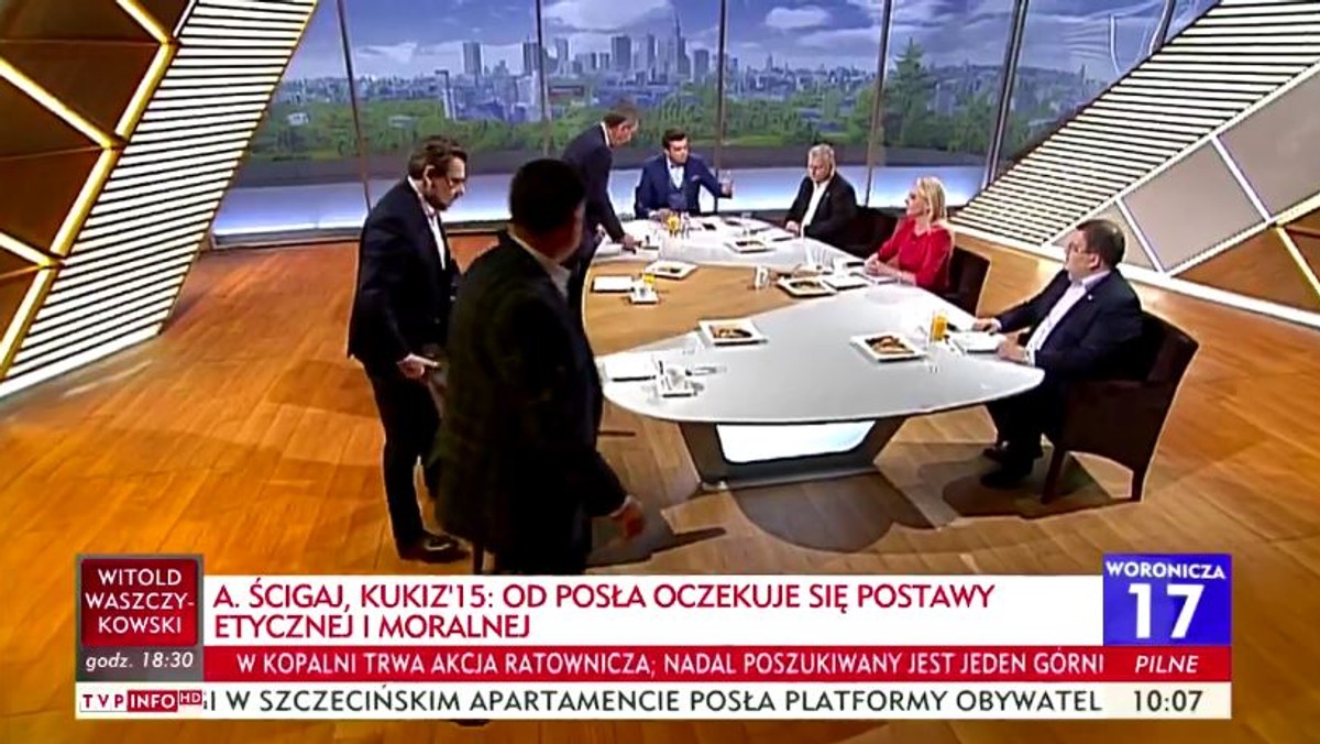 W czasie dzisiejszego programu "Woronicza 17" w TVP Info politycy opozycji wyszli ze studia. Jak tłumaczą, zaprotestowali w ten sposób przeciw temu, w jaki sposób przedstawiono najnowsze doniesienia Polskiego Radia Szczecin mówiące, że polityk PO Stanisław Gawłowski wynajmuje mieszkanie prostytutkom. Ostro zaatakowali także Michała Rachonia.