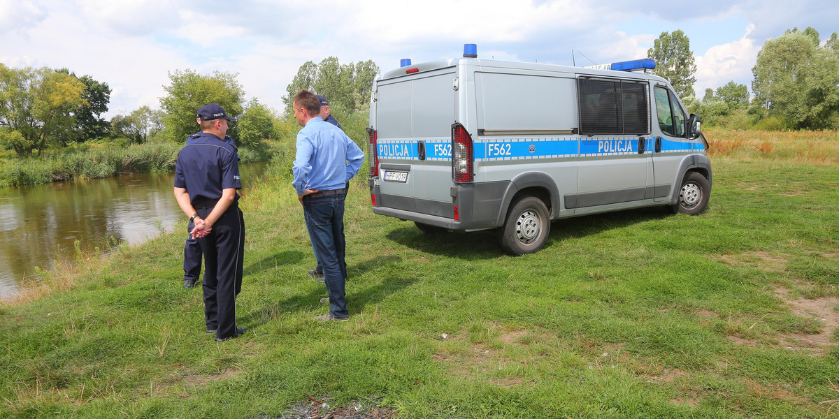 Policja patroluje biwaki nad rzeką Wartą w rejonie Zduńskiej Woli w Łódzkiem