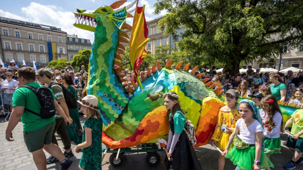 W organizowanej od ponad dwóch dekad paradzie biorą udział smoki przygotowane przez instytucje z całej Polski