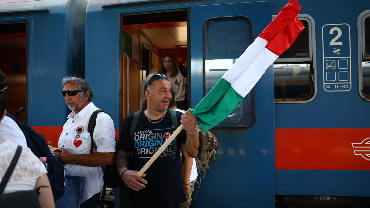 Befutott Magyar Péter vonata Debrecenbe: így készülnek a tüntetésre - fotó
