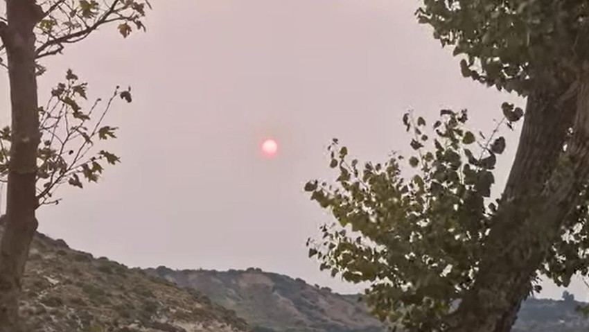 Crveno sunce na nebu punom dima - Kefalonija