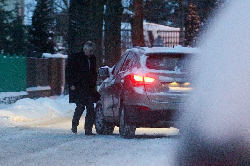 Komendant wsiada do samochodu i jedzie do pracy