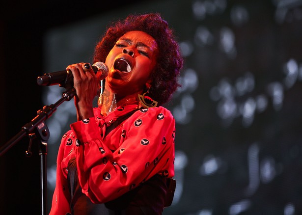 Lauryn Hill Niedawno za przestępstwa podatkowe piosenkarce zasądzono karę trzech miesięcy pozbawienia wolności oraz trzech miesięcy aresztu domowego. W ubiegłym roku wokalistka przyznała się do winy - nie zapłaciła podatków od zarobków, jakie uzyskała w latach 2005-07. Hill była winna fiskusowi nieco ponad 500 tys. dol., jednak wraz z karami dług urósł niemal dwukrotnie - do 900 tys. Miała wyrównać te należności dzięki zyskom z nowego kontraktu płytowego, jednak planów nagraniowych nie udało się zrealizować, a Hill oddała jedynie 50 tys. dol.