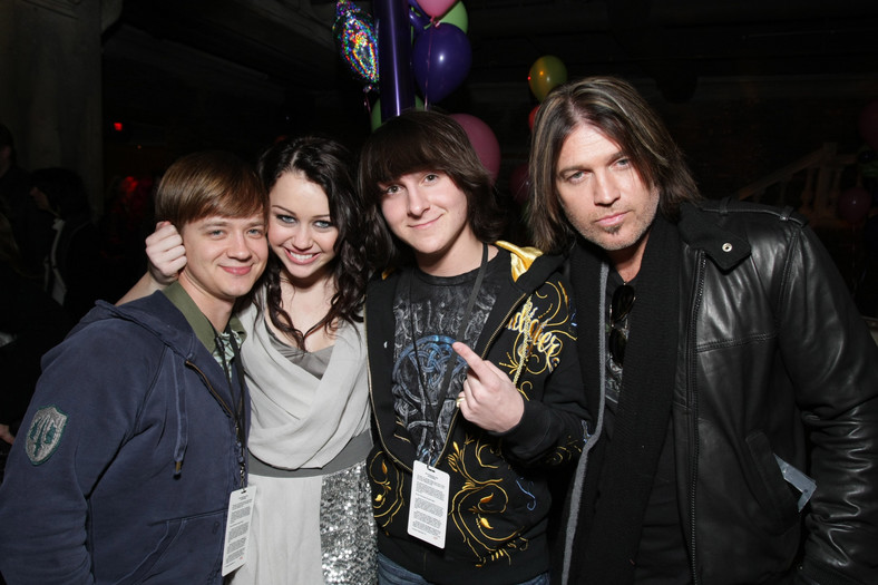 Jason Earles, Miley Cyrus, Mitchel Musso i Billy Ray Cyrus w 2008 r.