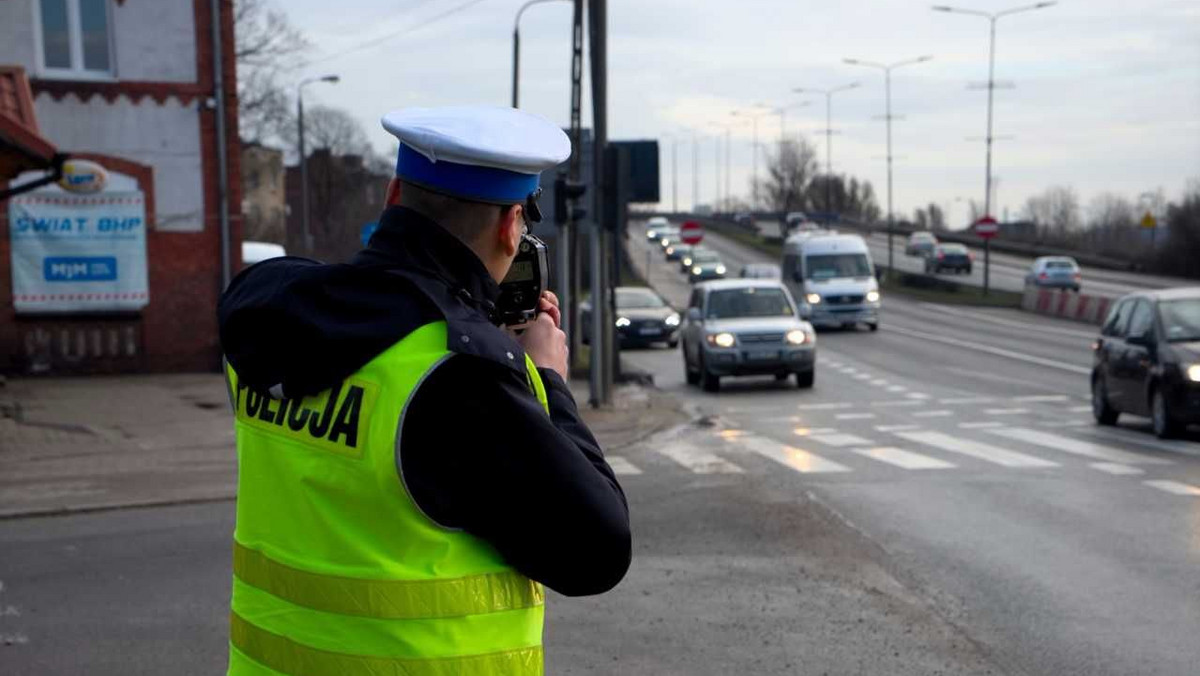 Dzisiaj rano rozpoczęła się policyjna akcja "Prędkość". Na drogach w całej Polsce pojawią się m.in. policjanci z grup SPEED, którzy używają najnowszych pojazdów z wideorekestratorami oraz ręcznych mierników prędkości z wizualizacją.