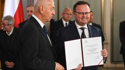 Poseł SLD Andrzej Szejna odbiera od przewodniczącego PKW Wiesława Kozielewicza zaświadczeń o wyborze na posła nowej kadencji Sejmu