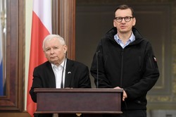 "W którymś momencie, co było niewiarygodne, wszyscy przeszli na polski. Kaczyński i Morawiecki zaczęli..."