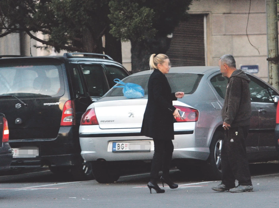 Varaju vozače na parkingu kod skupštine Srbije