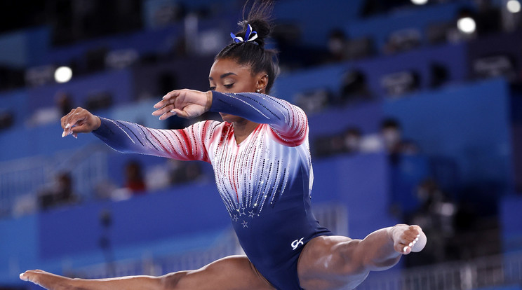 Az amerikai Simone Biles gerendagyakorlata a világméretű koronavírus-járvány miatt 2021-re halasztott 2020-as tokiói nyári olimpia női tornászbajnokságának szerenkénti döntőjében az Ariake Tornaközpontban 2021. augusztus 3-án. / Tokió: MTI/EPA/Hou Hvi Jung