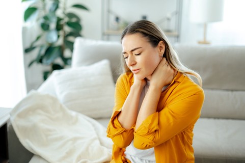 Feszül a nyaka, fáj a válla? A probléma mélyebben gyökerezhet, mint gondolná