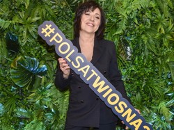 Brak wprawy...? Hanna Śleszyńska skrępowana własnym dekoltem na prezentacji ramówki Polsatu. FOTO