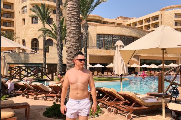Pevač (34) priznao da je VARAO DEVOJKU: "Čekam da zaspi, pa idem dalje - to je normalno, kao i svi mladi momci"