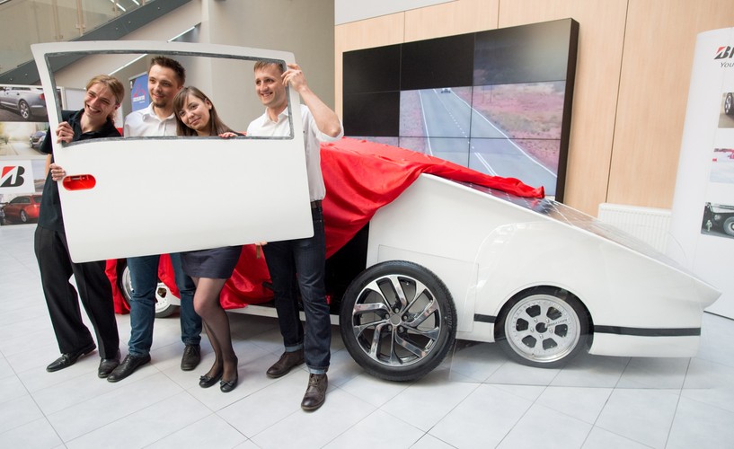 Rafał Spisak, Patryk Wagner, Beata Mordzak i Michał Szymański, czyli część zespołu Łódź Solar Team prezentują swój pojazd