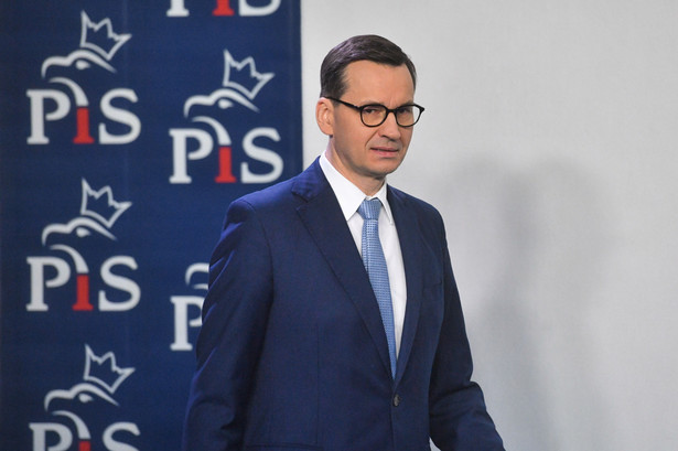 Premier Mateusz Morawiecki podczas konferencji prasowej w siedzibie Prawa i Sprawiedliwości przy ulicy Nowogrodzkiej w Warszawie