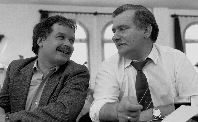 Lech Kaczyński i Lech Wałęsa w sali BHP w Stoczni Gdańskiej. Rok 1990