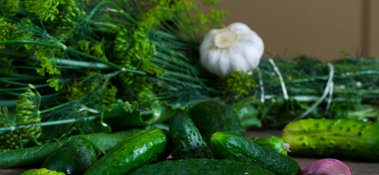 Błyskawiczne, aromatyczne i chrupkie ogórki małosolne. Ten przepis nigdy nie zawiedzie