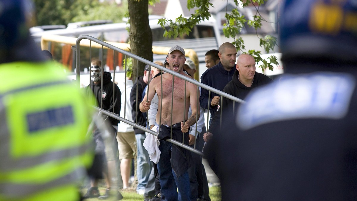 W Bradford podczas dzisiejszej demonstracji zorganizowanej przez English Defence League (EDL) doszło do starć z policją. W ruch poszły butelki, kamienie oraz petardy - informuje korespondent telegraph.co.uk Patrick Sawer.