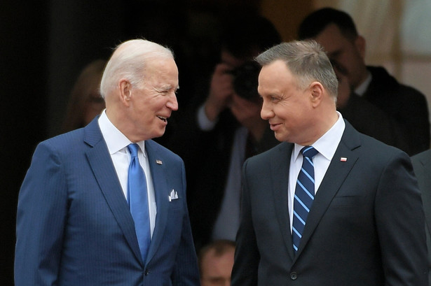 Warszawa, 26.03.2022. Wizyta prezydenta USA Joe Bidena. Prezydent USA Joe Biden (L) i prezydent RP Andrzej Duda (P) podczas powitania przed spotkaniem w Pałacu Prezydenckim w Warszawie.