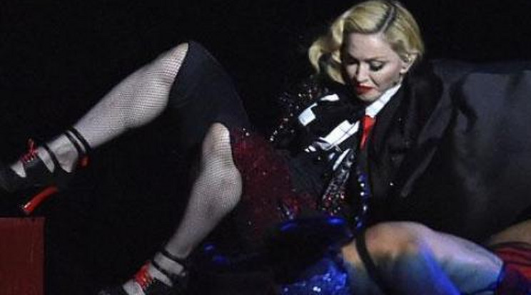 Madonna direkt esett le a színpadról?