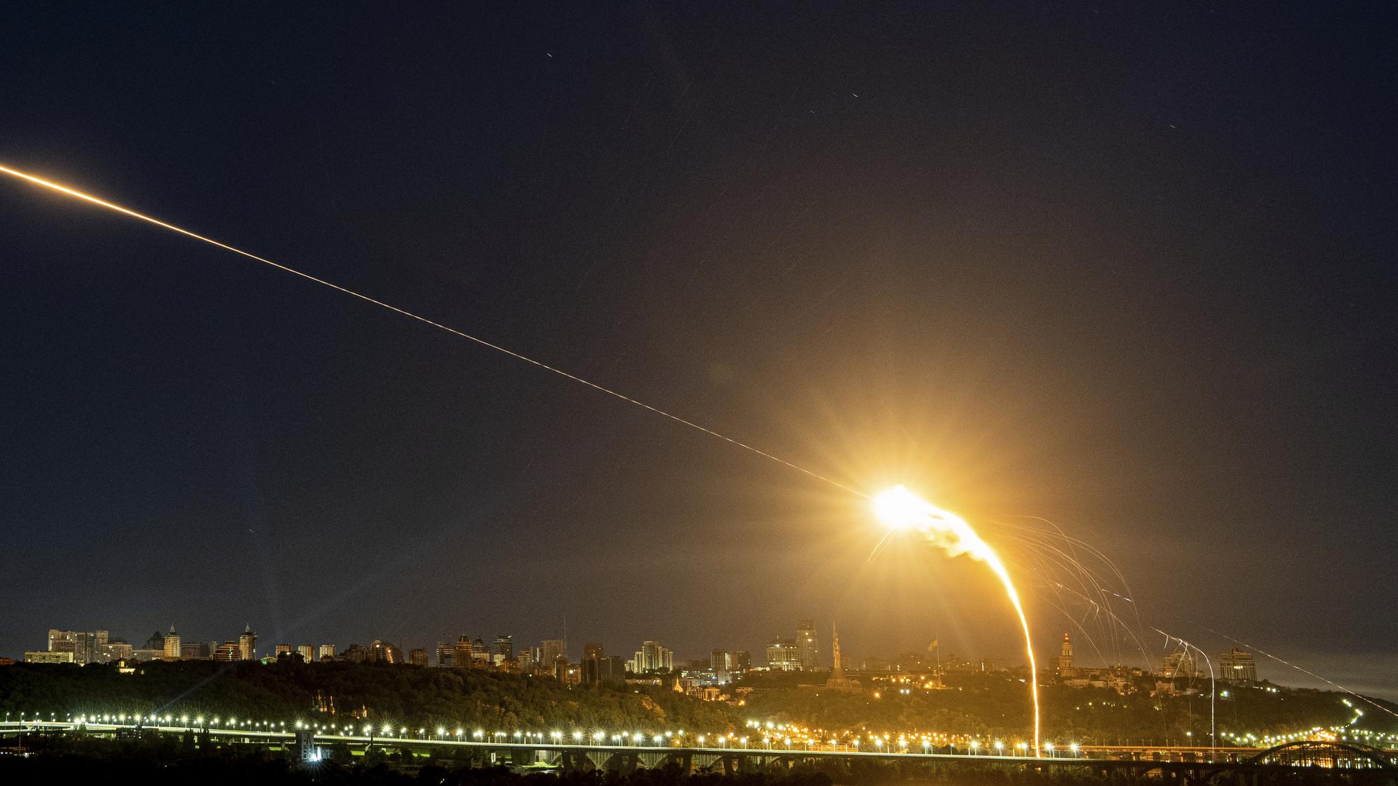 Ukrajinská protivzdušná obrana zostreľuje dron Šáhid nad Kyjevom - ilustračné foto