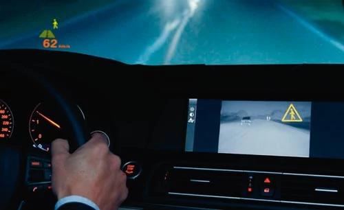 W Night Vision (BMW) komputer analizuje obraz z kamery podczerwieni. Kiedy na jezdni znajdują się piesi, sygnały na wyświetlaczu i na szybie przedniej ostrzegają kierowcę przed grożącym niebezpieczeństwem. fot. BMW.