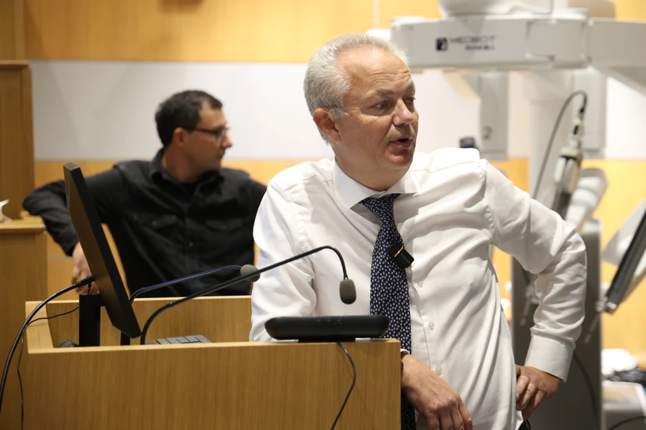 Operaciju je izveo profesor dr Aleksandar Motri iz Belgije, veliko ime u oblasti minimalno invazivne i robotski asistirane hirurgije