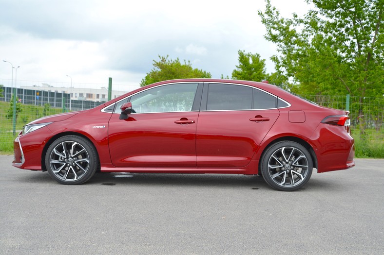 Toyota Corolla 1.8 hybrid ekosedan TEST