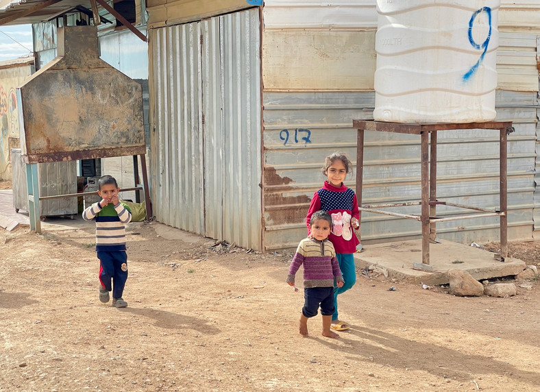 Zaatari. Małe dzieci szukają sobie zajęcia
